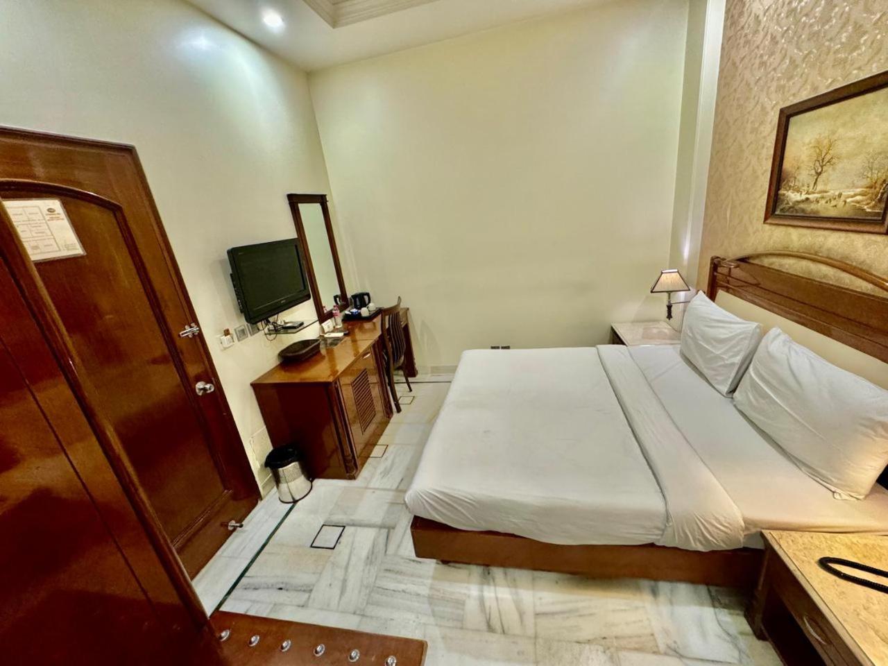 Hotel Florence Inn, Karol Bagh, New Delhi, 2 Min From Metro Exterior photo